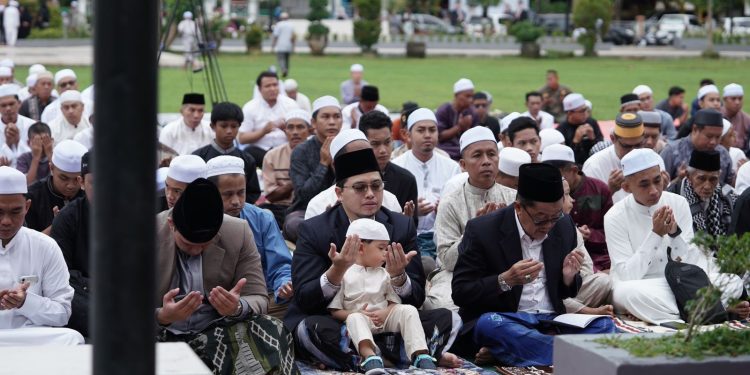 Bupati HST Salat Idul Fitri di Taman Dwi Warna Barabai