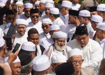 Haul Ke-218 Datu Kalampayan, Paman Birin dan Acil Odah Membaur dengan Jemaah