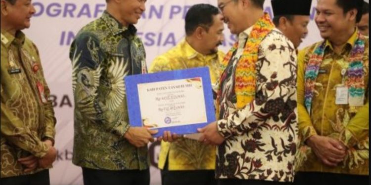Pemkab Tanbu Juara 1 Kategori Mitra Bapak dan Bunda Asuh Anak Stunting Terbanyak