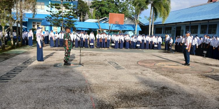 Babinsa Tanamkan Rasa Cinta Tanah Air di SMPN 1 HST