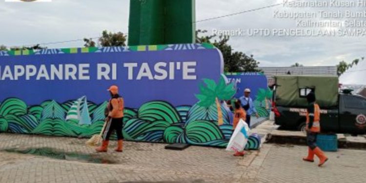 50 Petugas Kebersihan Siaga di Kawasan Pesta Pantai dan Tanah Bumbu Expo