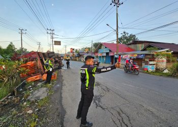 Truk Bermuatan Terbalik di Simpang Tiga Walangsi