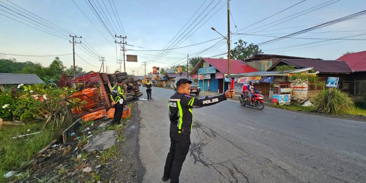 Truk Bermuatan Terbalik di Simpang Tiga Walangsi