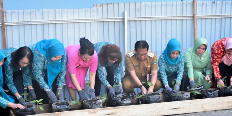 Peringati HGK ke-52, Pj Bupati Kapuas Bersama Ketua Pj TP PKK Kabupaten Kapuas Ikuti Gerakan Tanam Cabai Serentak se-Indonesia