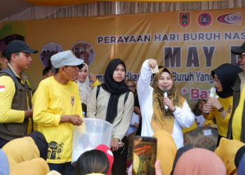 Bersama Ribuan Buruh, Paman Birin dan Acil Odah Meriahkan Peringatan May Day 2024