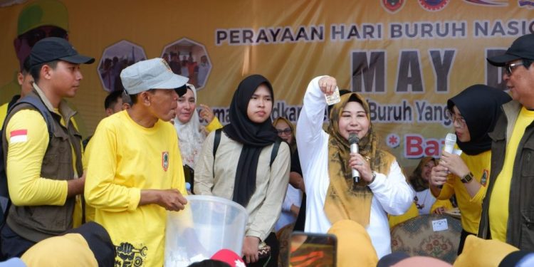 Bersama Ribuan Buruh, Paman Birin dan Acil Odah Meriahkan Peringatan May Day 2024