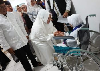 Paman Birin Didampingi Acil Odah Lepas Jemaah Calon Haji
