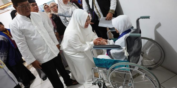 Paman Birin Didampingi Acil Odah Lepas Jemaah Calon Haji