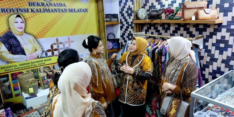 Iriana Jokowi Kunjungi Stand Deskrasnada Kalsel, Acil Odah Promosikan Produk UMKM Banua