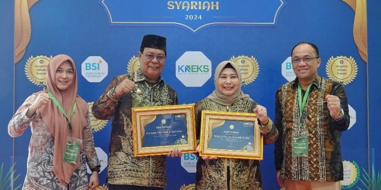 Paman Birin Terima Anugerah Adinata Syariah 2024