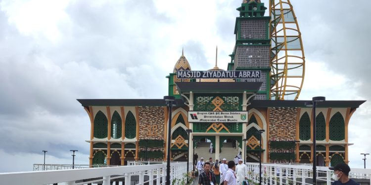 Kunjungan Meningkat di Akhir Pekan, Masjid Apung Ziyadatul Abrar Habiskan 30 Ribu Liter Air