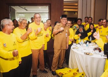 Paman Birin dan Acil Odah Berbagi Kebahagiaan Bersama Lansia