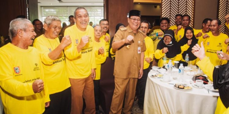 Paman Birin dan Acil Odah Berbagi Kebahagiaan Bersama Lansia