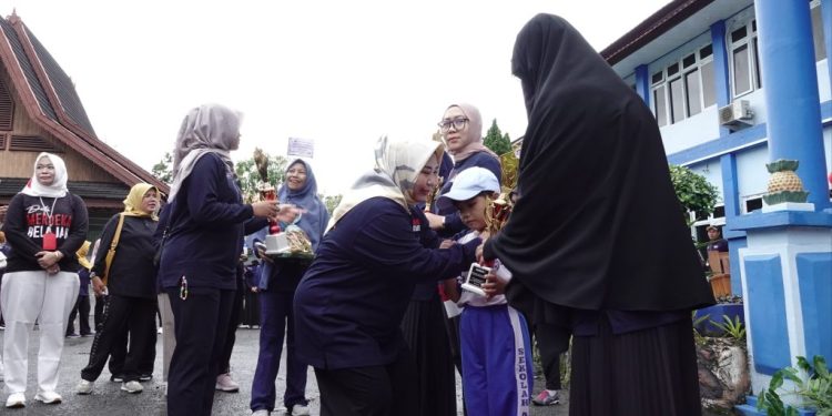 Jalan Sehat Bersama Bunda PAUD, Acil Odah Kampanyekan Sekolah Sehat