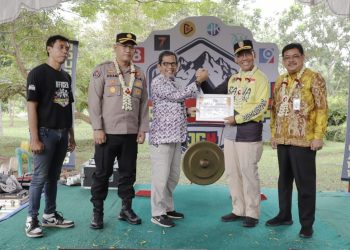 Paman Birin Terima Penghargaan Peduli Insan Pers Banua