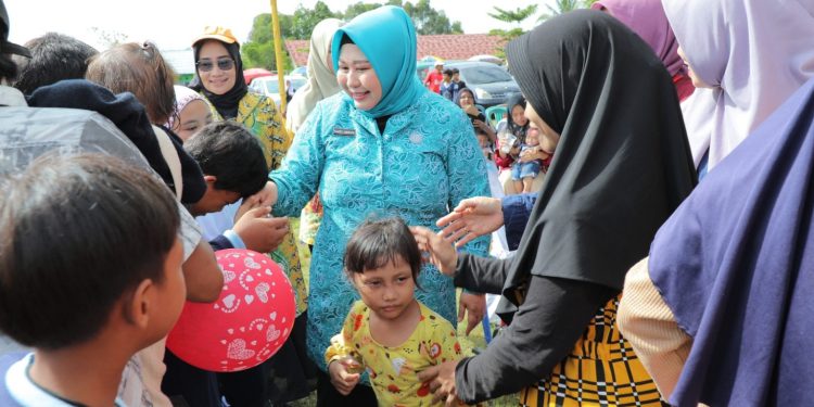 Paman Birin Serahkan Bantuan RTLH di Desa Pematang Panjang