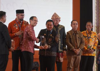 Sukses Selaraskan Revitalisasi Bahasa Daerah, Ibnu Sina Terima Penghargaan dari Mendikbudristek