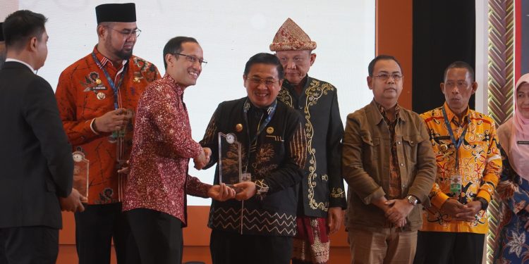 Sukses Selaraskan Revitalisasi Bahasa Daerah, Ibnu Sina Terima Penghargaan dari Mendikbudristek