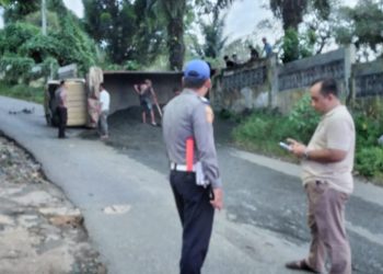 Truk Bermuatan Material Batu Split Terbalik di Tanjakan Baharu