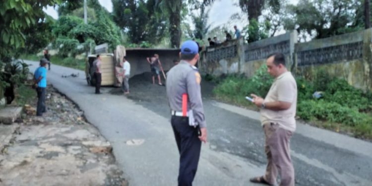 Truk Bermuatan Material Batu Split Terbalik di Tanjakan Baharu