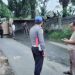 Truk Bermuatan Material Batu Split Terbalik di Tanjakan Baharu