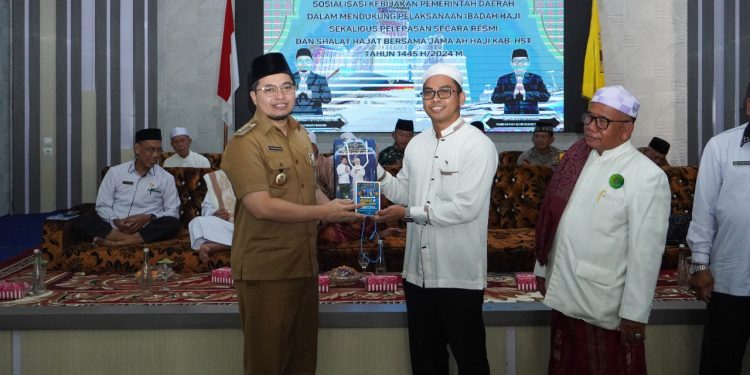 Bupati Aulia Lepas 298 Calon Jemaah Haji Asal Kabupaten HST