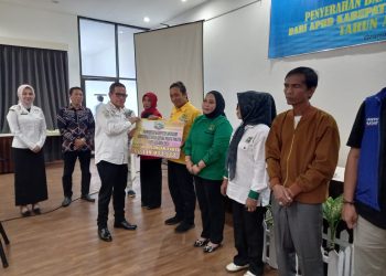 Pemkab Kotabaru Serahkan Bantuan Keuangan Parpol