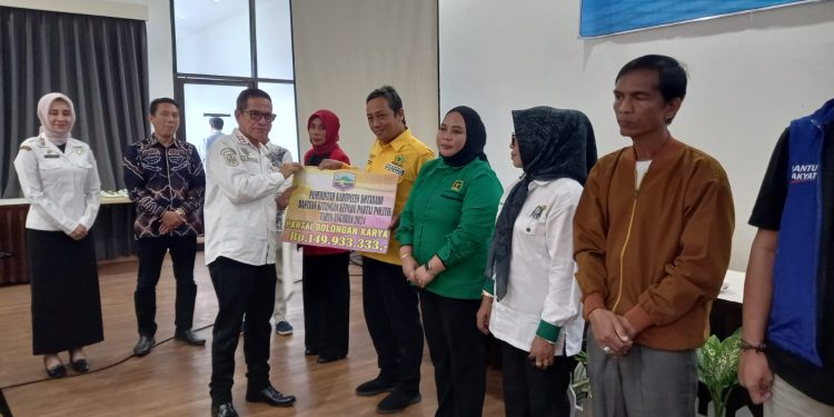 Pemkab Kotabaru Serahkan Bantuan Keuangan Parpol