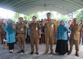 Bupati Aulia Salurkan Bantuan DOD Itik untuk KWT di Kecamatan Pandawan