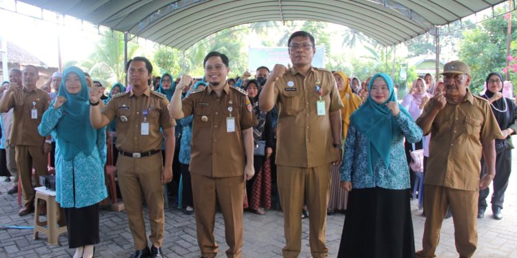 Bupati Aulia Salurkan Bantuan DOD Itik untuk KWT di Kecamatan Pandawan