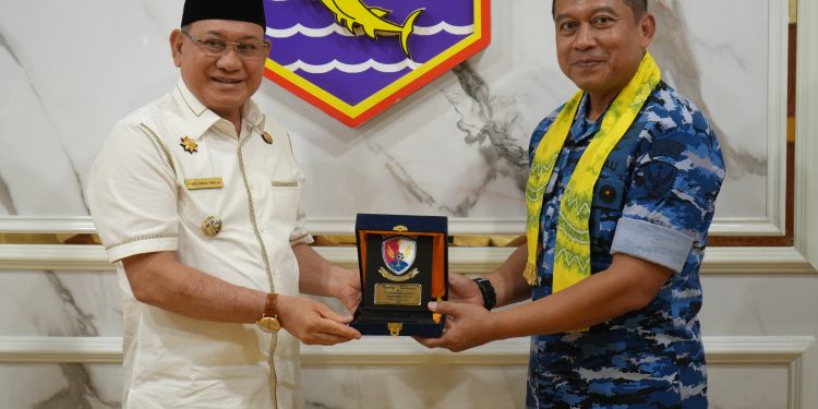 Sayed Jafar Teken Serah Terima Hibah kepada Danlanud Sjamsudin Noor Banjarmasin