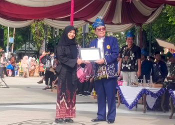 Peringatan Hardiknas di HST, Peserta Kenakan Pakaian Adat Nusantara