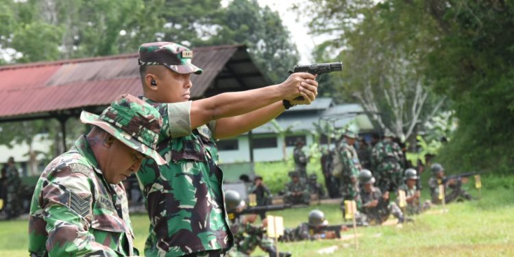 Pelihara Kemampuan Tempur Prajurit, Kodim HST Latihan Menembak Senjata Ringan