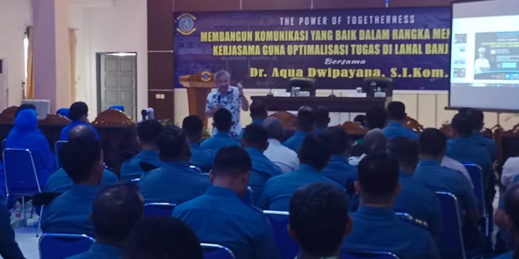 Aqua Dwipayana Beri Tips Membangun Komunikasi di Lanal Banjarmasin