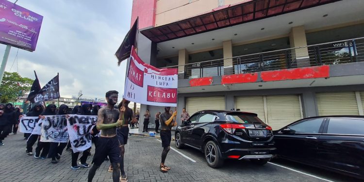 Belasan Mahasiswa Gelar Aksi Teatrikal Mengenang Tragedi 23 Mei 1997