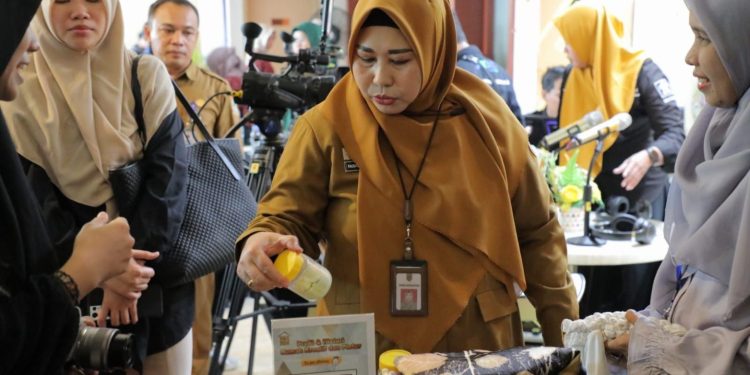 Kunjungi Stand UMKM Banua, Acil Odah Bangga Produk Lokal Tampil di Event Nasional