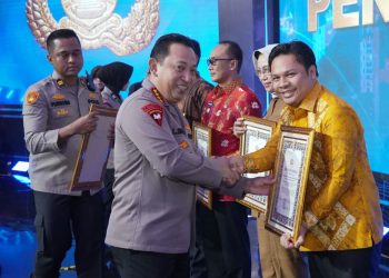 Dukung Pengembangan Tertib Lalulintas, Paman Birin Terima Penghargaan Kapolri