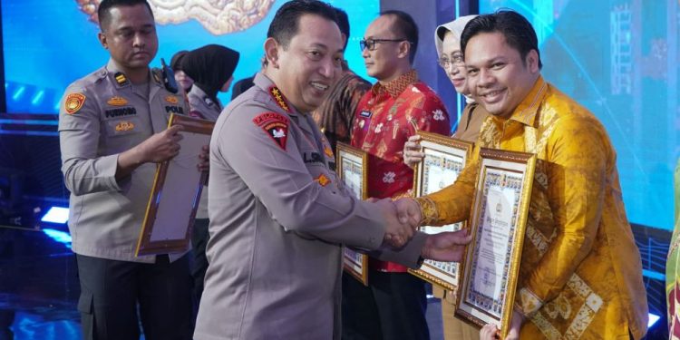 Dukung Pengembangan Tertib Lalulintas, Paman Birin Terima Penghargaan Kapolri