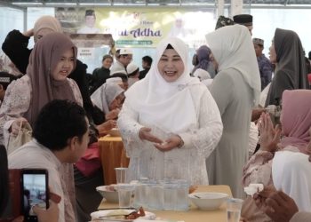 Usai Salat Idul Adha, Paman Birin dan Acil Odah Makan Bersama Masyarakat