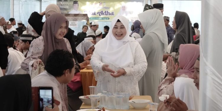 Usai Salat Idul Adha, Paman Birin dan Acil Odah Makan Bersama Masyarakat