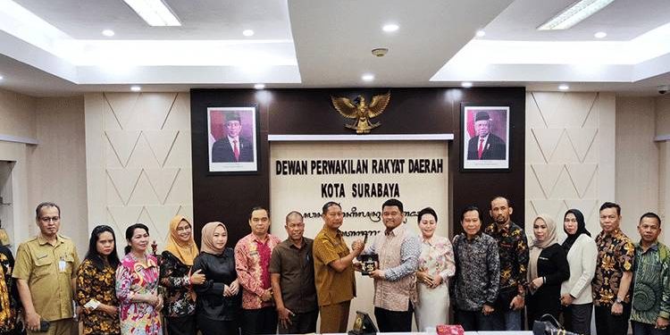 Pansus III DPRD Kapuas Studi Komparasi Penyusunan Raperda KLA ke DPRD Surabaya