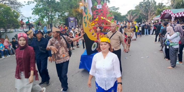 Sekretariat DPRD Kapuas Ikut Meriahkan Pawai Karnaval Budaya