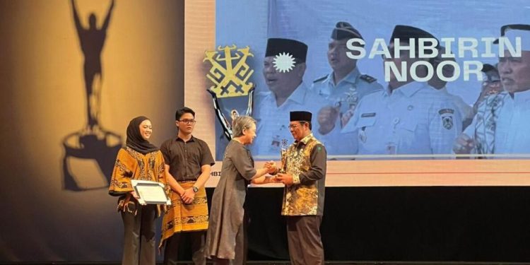 Getol Gelorakan Dunia Seni, Paman Birin Terima Penghargaan IKJ