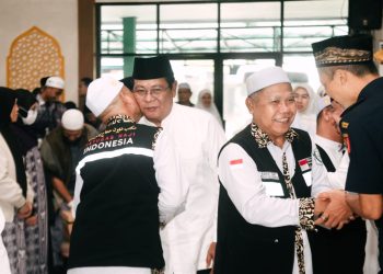 Paman Birin dan Acil Odah Sambut Kedatangan Jemaah Haji