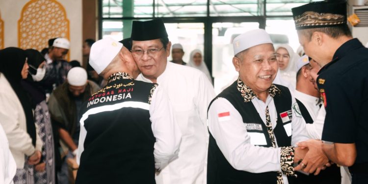 Paman Birin dan Acil Odah Sambut Kedatangan Jemaah Haji