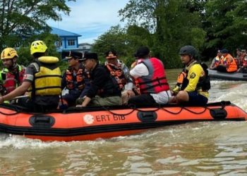 Naik Perahu Karet, Sekda Pantau Kondisi Banjir di Satui dan Kusan