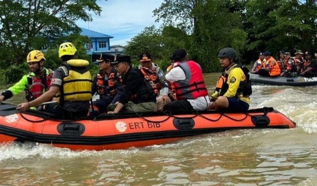 Naik Perahu Karet, Sekda Pantau Kondisi Banjir di Satui dan Kusan