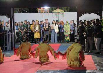 Tiba di Banua, KSAD Disambut Ritual Adat Tapung Tawar