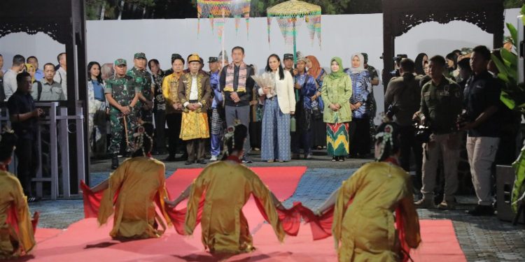 Tiba di Banua, KSAD Disambut Ritual Adat Tapung Tawar