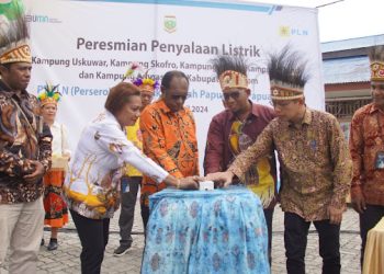 Tembus Akses Menantang, PLN Berhasil Listriki Lima Kampung di Keerom Papua